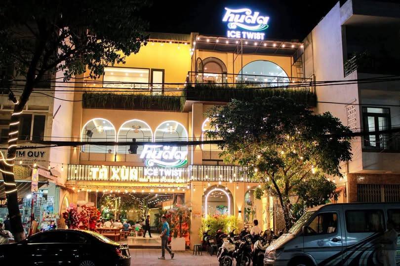 Nhân Viên Phục Vụ, Lễ Tân Nhà Hàng Tà Xùa Đà Nẵng