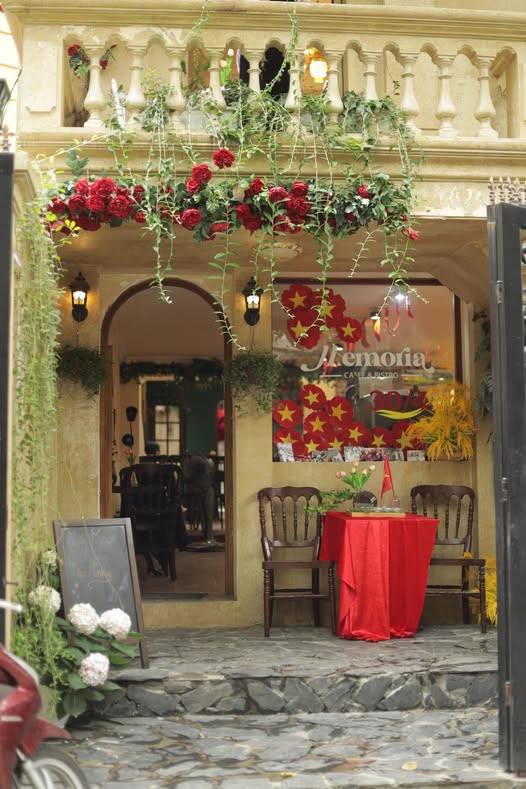 Nam Phục Vụ Memoria Cafe Ba Đình