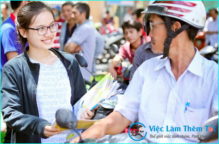 Phát tờ rơi quanh khu dân cư